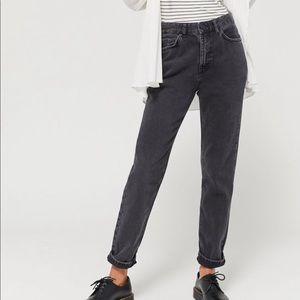 BDG High-Waisted Mom jean - washed black